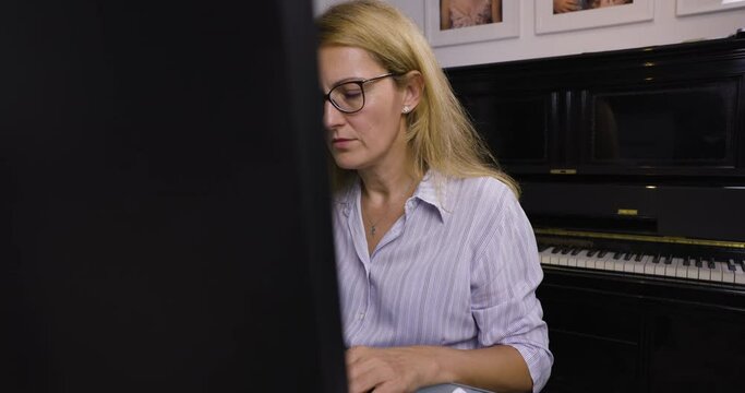 Managerin im Home-Office ist wegen zu viel Arbeit kurz vor Burnout und Kollaps. Sie k&auml;mpft mit Schwindel, Vertigos und atmet sehr schwer.Sie befindet sich kurz vor der Ohnmacht.