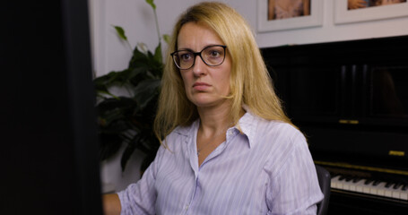 Managerin im Home-Office kämpft mit Blackout Die Verbindung in die Zentrale ist down und der...