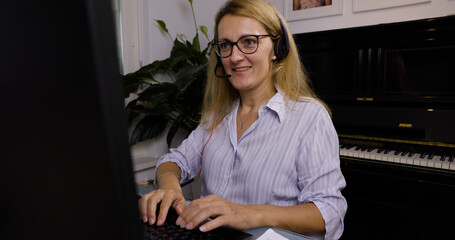 Verkaufs Managerin in Homeoffice inmitten der Corona Pandemie im Zoom-Meeting mit Kunden. Verkauft...