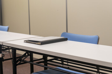 ノートパソコンと書類　会議室　オフィス