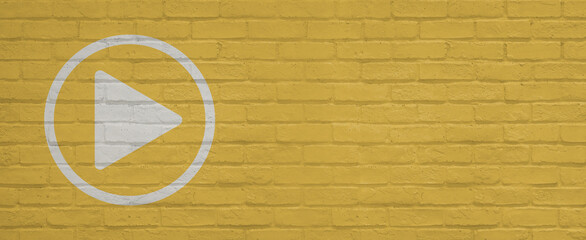 レンガ壁に描かれた再生マーク