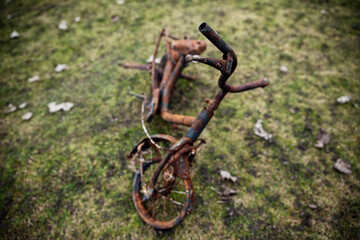 Fototapeta na wymiar altes rostiges fahrrad auf einer wiese mit tiefe 