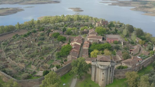 vista a&eacute;rea de Granadilla junto al embalse de Gabriel y Gal&aacute;n en la provincia de C&aacute;ceres, Espa&ntilde;a
