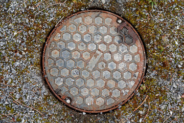 sewer with honey pattern on the lid