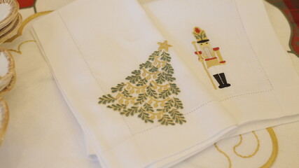 hermosas servilletas de tela blanca con decoración de navidad en la mesa de navidad para compartir. concepto de tiempo de celebración de navidad.