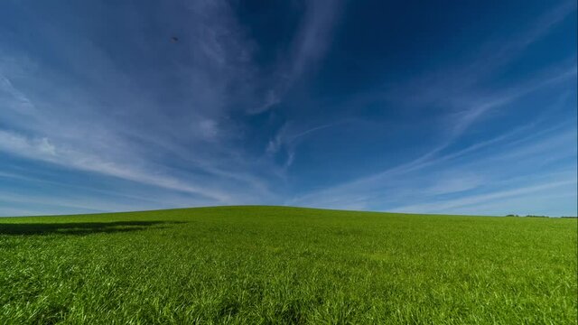 Zeitraffer - streifende Wolken &uuml;ber gr&uuml;ne Landschaft