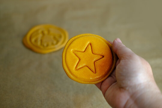 round shaped caramel sugar cookies with embossed star for popular Korean children's game dalgona candy challenge, needle cut shape, Carve out embossed shapes while leaving them intact