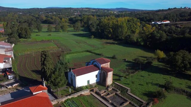 Bragan&ccedil;a, Castro de Avel&atilde;s, Antigo mosteiro beneditino de arquitectura rom&acirc;nica de influ&ecirc;ncia mudejar, vista a&eacute;rea da igreja e ruinas das depend&ecirc;ncias monacais