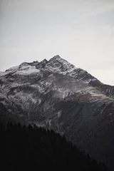 Abwaschbare Fototapete Dunkelgrau schneebedeckter Berg