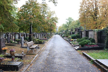 Friedhof an Allerheiligen. Grabschmuck.