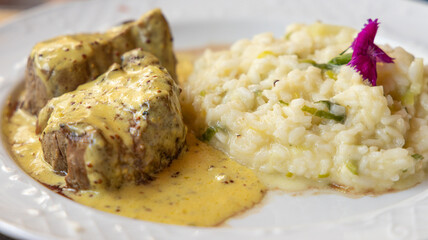 risoto de camarão servido com file de carne com molho especial. Comida saborosa. Prato requintado. 