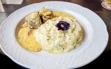 risoto de camarão servido com file de carne com molho especial. Comida saborosa. Prato requintado. 
