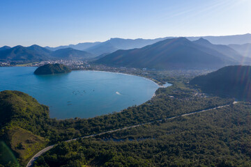 Linda praia de Ubatuba vista por cima. Litoral norte de São Paulo. Reserva ambiental.