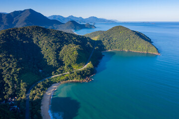 Linda praia de Ubatuba vista por cima. Litoral norte de São Paulo. Reserva ambiental.