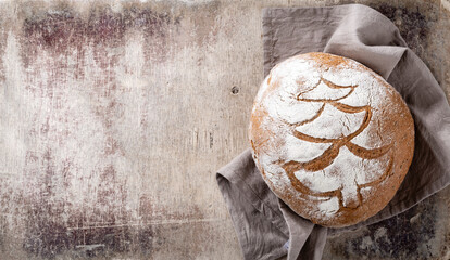 Sliced rye bread on cutting board, closeup.