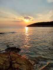 Letzte Sonnenstrahlen in Bucht von Pula, Kroatien