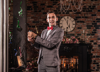 Fototapeta na wymiar man in formal suit with flapper confetti