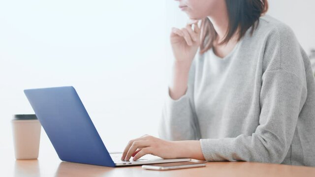 ノートパソコンを使う女性　イメージ	
