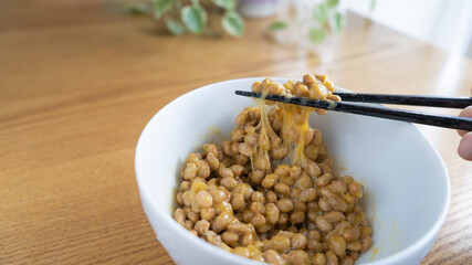 納豆と生タマゴを混ぜる	