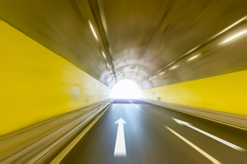 Obraz premium tunnel scene at bright exit