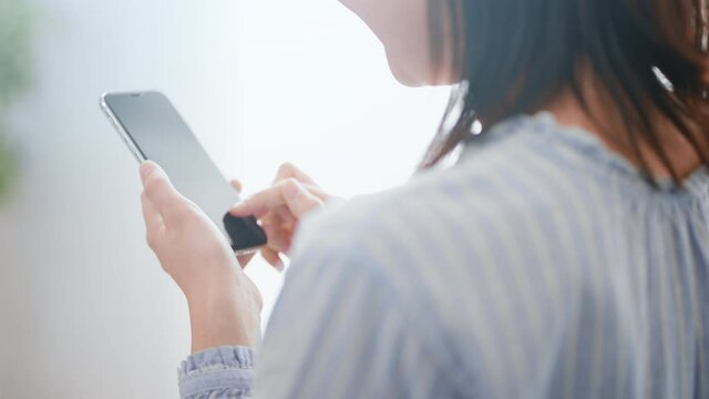 スマートフォンを使う女性	
