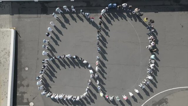Menschen formen eine 60 Drohnenaufnahme 