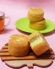 Homemade sponge cake. Sponge has a soft and tender texture and a sweet taste that is loved by toddlers to adults. Can be used as a breakfast menu or snack during the day. Focus blur. Round sponge cake
