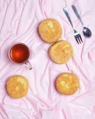 Homemade sponge cake. Sponge has a soft and tender texture and a sweet taste that is loved by toddlers to adults. Can be used as a breakfast menu or snack during the day. Focus blur. Round sponge cake