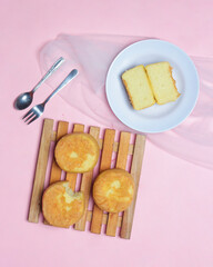 Homemade sponge cake. Sponge has a soft and tender texture and a sweet taste that is loved by toddlers to adults. Can be used as a breakfast menu or snack during the day. Focus blur. Round sponge cake