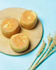 Homemade sponge cake. Sponge has a soft and tender texture and a sweet taste that is loved by toddlers to adults. Can be used as a breakfast menu or snack during the day. Focus blur. Round sponge cake