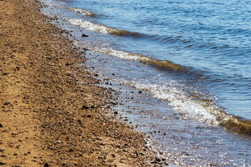 砂浜に打ち寄せる白い波