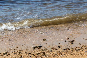 しぶきを上げて打ち寄せる波