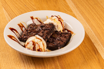 Brownie en plato blanco