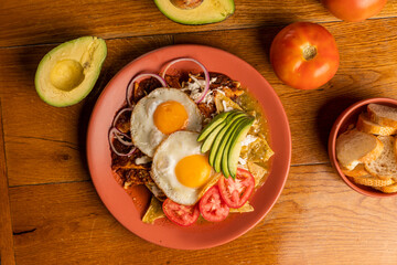 huevos estrellados con chilaquiles en cenital 