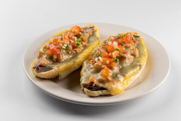 Molletes con salsa mexicana 