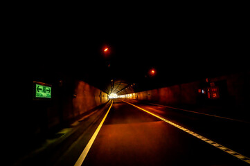 赤いトンネル
