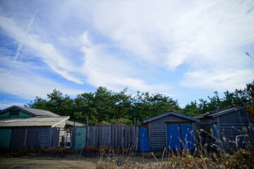 Fototapeta na wymiar 海岸沿いにある木造の古い倉庫