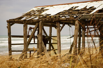 日本海の海沿いにある廃小屋