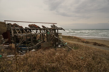 日本海の海沿いにある廃小屋