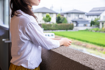 景色を楽しむ女性 外の空気をすう女性