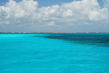Fototapeta na wymiar landscape of tropical sea with white cloud and blue sky