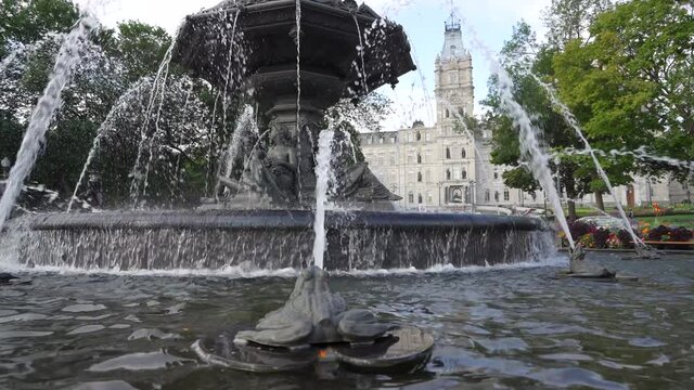 Fountain in front a Parlement de Qu&eacute;bec