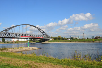 Hammer Eisenbahnbrücke über rhein von düsseldorf und neuss, deutschland