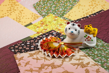 年賀状素材　かわいい寅の置物と和柄