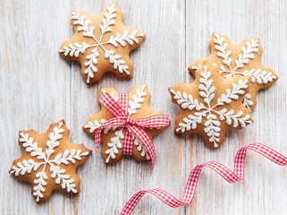 Fototapeta na wymiar Christmas gingerbread cookies on white wooden background