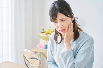 鏡を見る女性　困る