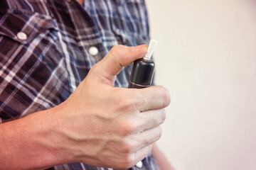 Obraz premium Electronic cigarette in the hands of a smoker.