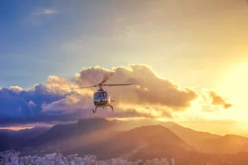 Fotobehang Helikopterplatform met helikopter die opstijgt vanuit het uitzichtpunt van de Urka-berg bij zonsondergang. © Александра Замулина