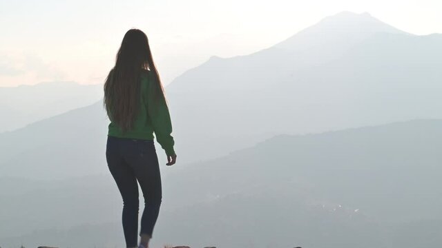 Modella video sulla Pietra di Bismantova