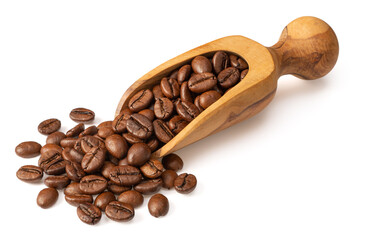 Obraz premium Coffee beans in the wooden scoop, isolated on white background.